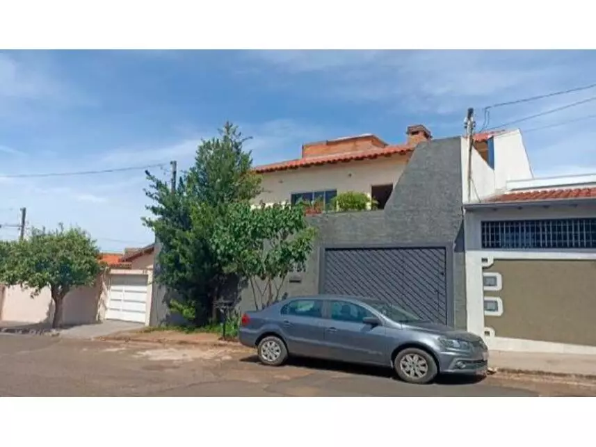 Casa Ocupada no Conjunto Habitacional Mary Dota com 224,24 m²