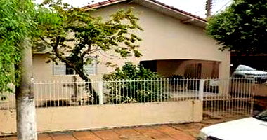 Casa residencial com 198m² construída em terreno de 319m², boa localização