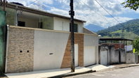 Casa com 249m² ocupada, 3 quartos, 2 banheiros e vaga para 2 carros