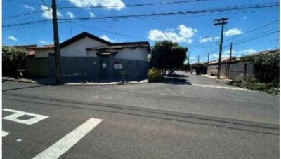 Casa Desocupada com 100m² de Área Construída