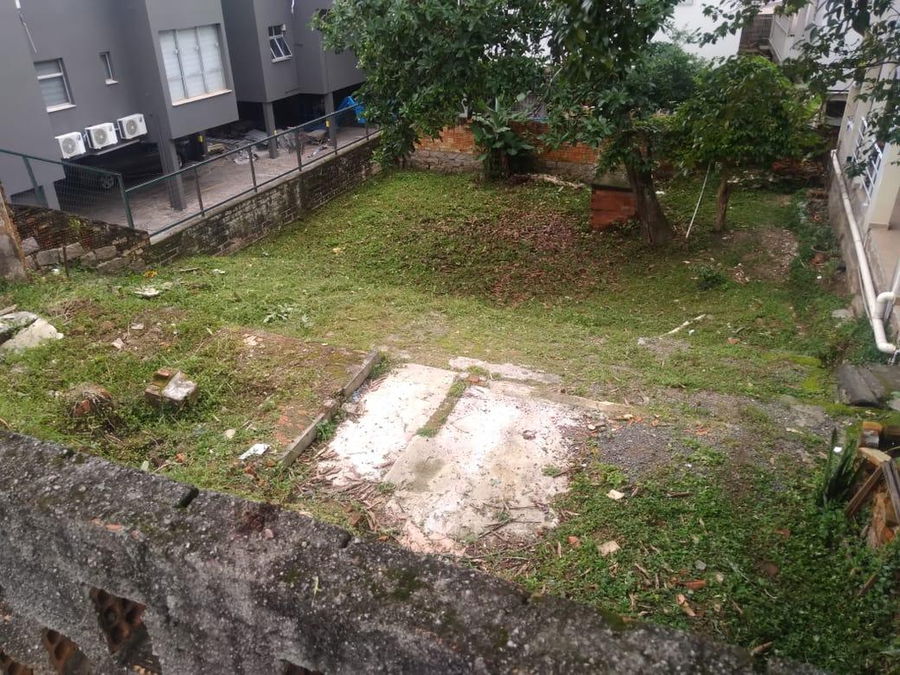 Terreno Urbano com Casa de Madeira em Criciúma - SC