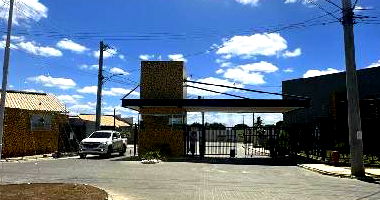 Casa aconchegante com 2 quartos, 105m² total e garagem