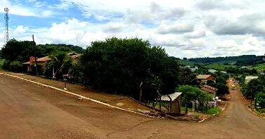 Casa com 2 quartos, banheiro, varanda, cozinha e 1 vaga