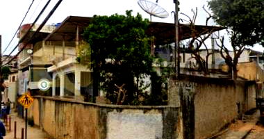 Casa residencial com 1 quarto, sala, cozinha, banheiro e área de serviço
