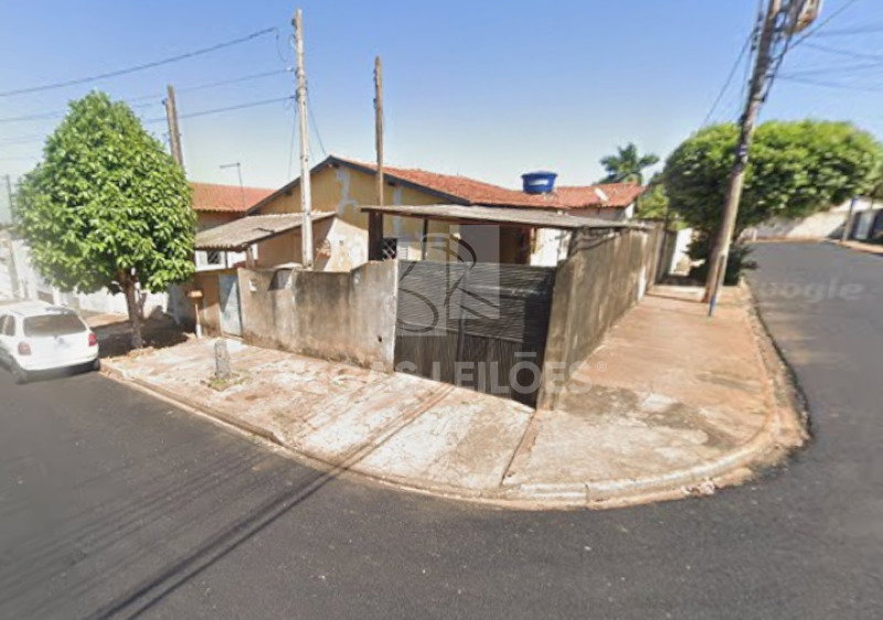 Casa de esquina com três casas em Jaboticabal