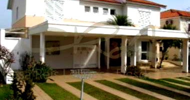 Casa espaçosa com 4 dormitórios e 3 suítes em Tamboré