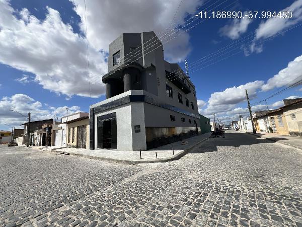 Casa com 3 quartos, 2 banheiros, varanda e área de serviço, 160m² construída