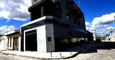 Casa com 3 quartos, 2 banheiros, varanda e área de serviço, 160m² construída