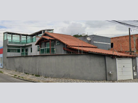 Casa com 302,02m² construídos, 3 quartos, 2 banheiros, ocupada