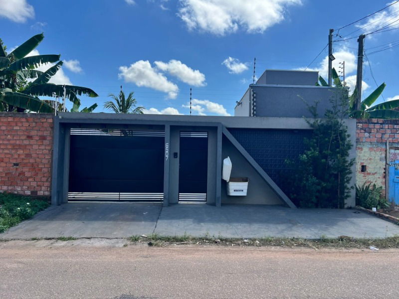 Casa com 2 quartos, 2 banheiros e piscina, 300m² construída