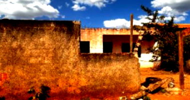 Casa residencial com 3 quartos e 2 banheiros, área construída de 61.87m², desocupada