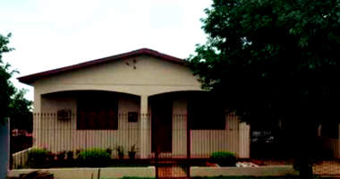 Casa ocupada com 239m² construída, ideal para investidores