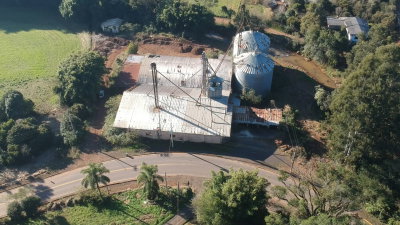 Terreno urbano de 294 m² com benfeitorias
