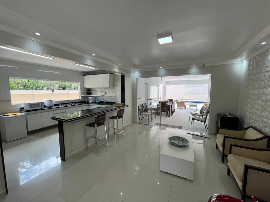 Sobrado alto padrão com 4 quartos, piscina e 6 vagas