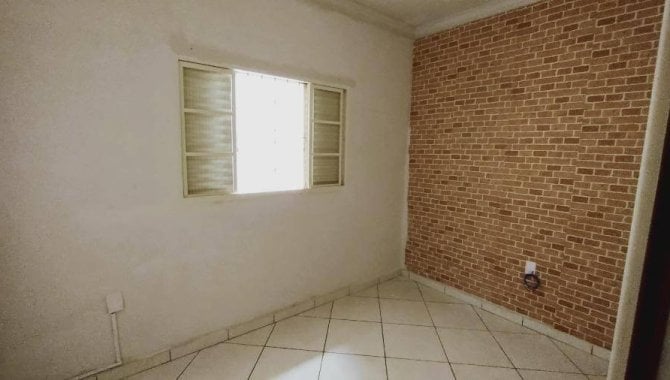 Casa com 3 quartos, 2 banheiros e 1 vaga de garagem