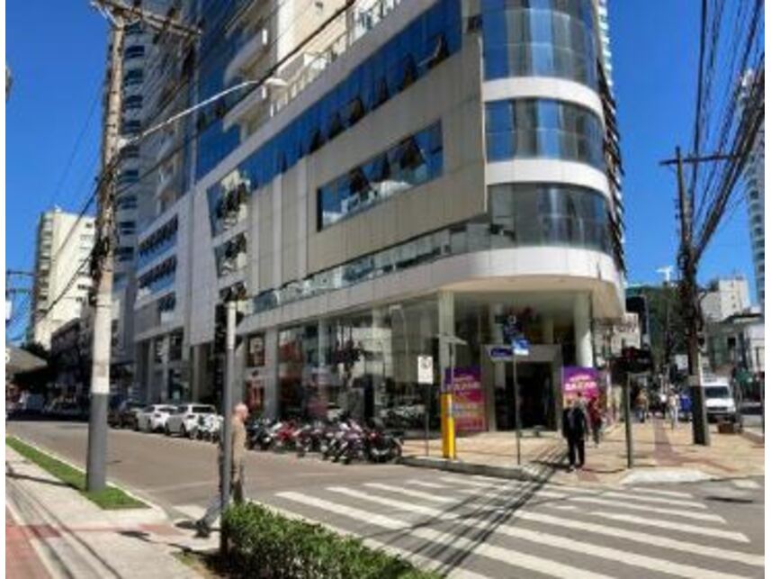 Apartamento com 3 quartos, 3 vagas e 260m² útil no Centro