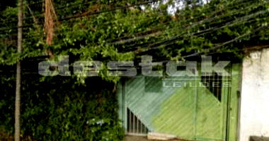 Casa com 531m², garagem, piscina e área de lazer, desocupada