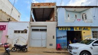 Casa padrão com 3 quartos, 3 banheiros e 1 vaga, desocupada