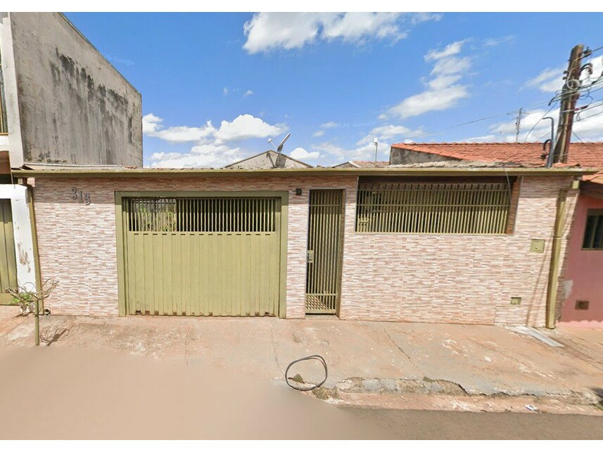 Casa com 200m² de terreno, ocupada, ideal para investimento