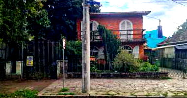 Casa desocupada com 3 quartos e 2 banheiros, 204m² construída