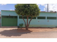 Casa com terreno de 360m², regular estado de conservação