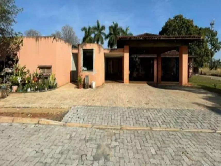 Casa com 5 suítes, 850m² construídos, ocupada, em condomínio
