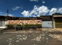 Casa com 3 quartos, 2 banheiros, 179m² construída, ocupada