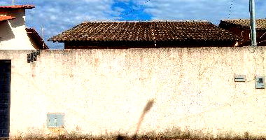 Casa com 2 quartos, 1 banheiro, 2 cozinhas, terraço e 1 vaga