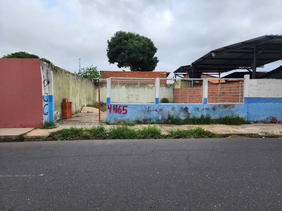 Terreno desocupado com 150m² no Parque Ideal
