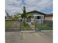 Casa em leilão com 2 quartos e 70m² construída