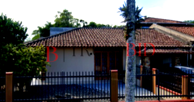 Casa com 168m² construída e terreno de 295m², ocupada