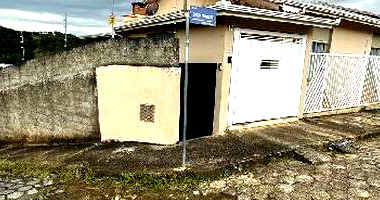 Casa em Cambuí com 2 quartos e 1 vaga