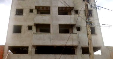 Prédio em construção com 10 andares e 32 apartamentos, finalização avançada