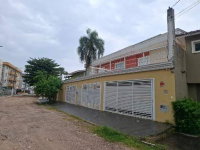 Casa ocupada com 6 quartos, 6 banheiros e 613 m² construída