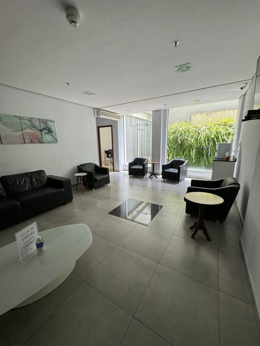 Sala comercial desocupada com 32m² e vaga de garagem