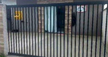 Casa ocupada com 43.42 m² de área construída, ideal para reformas