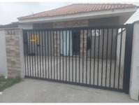 Casa ocupada com 43.42 m² de área construída, ideal para reformas