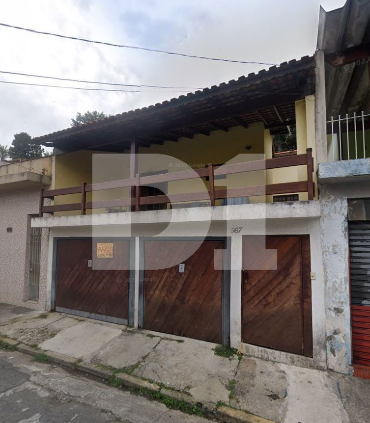 Casa com 3 dormitórios e quintal na Vila Guedes