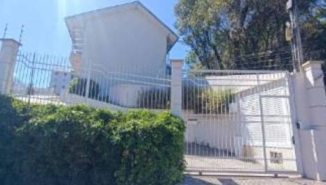 Casa em condomínio com 3 quartos, 2 banheiros e 1 vaga de garagem