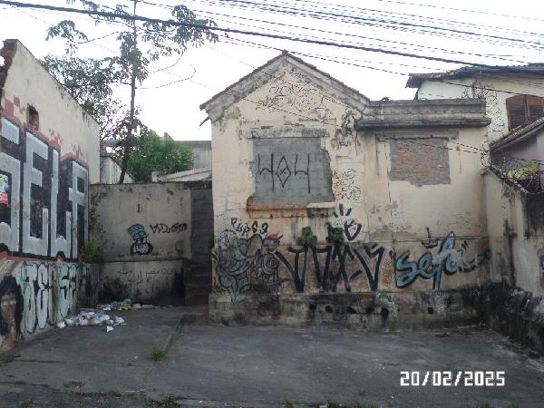 Casa com 3 quartos, 2 banheiros, 240.97m² construída, desocupada