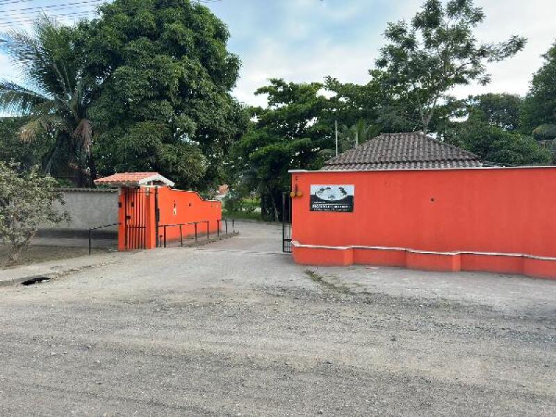Casa com 2 Quartos e 2 Banheiros em Condomínio