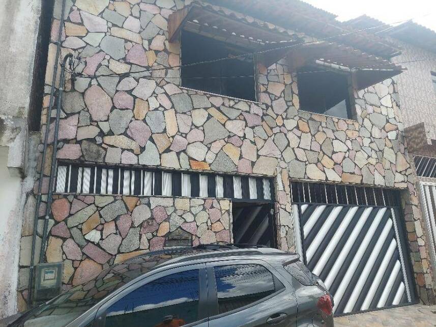 Casa de alto padrão em leilão com 208m² em Camaçari/BA