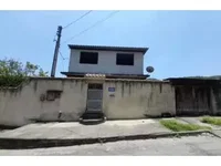 Casa ocupada com 99m² construídos e amplo terreno
