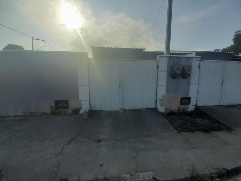 Casa Ocupada com 1 Quarto e 2 Banheiros em Condomínio
