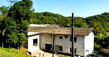 Terreno com galpão e benfeitorias, 1144.92m², alugado