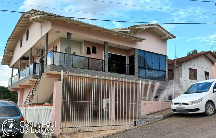 Casa de 3 pisos com 4 suítes e piscina em Rio do Sul/SC
