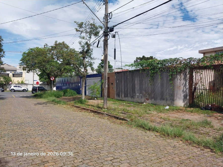 Terreno de 525 m² com casa de 275,96 m²
