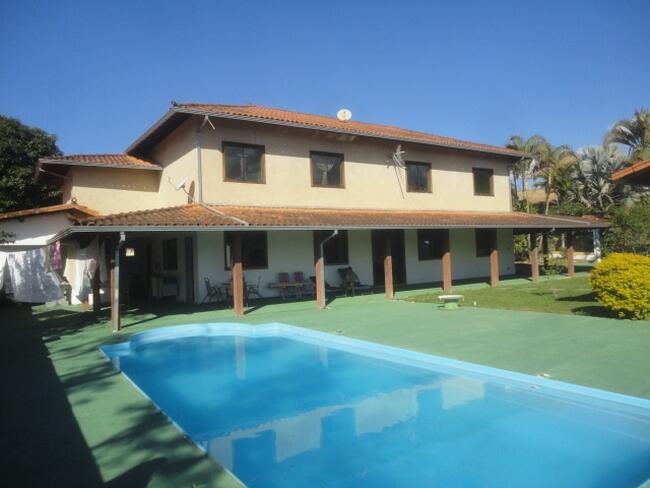 Ampla casa de campo 500m², 2 pavimentos, 3 suítes, área de lazer