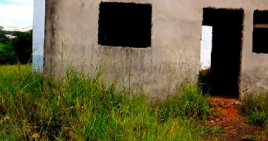 Terreno com 2 quartos, banheiro, sala e cozinha, 180m² construídos