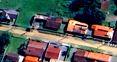 Terreno com Edificação em Madeira, 476m², Residência Simples